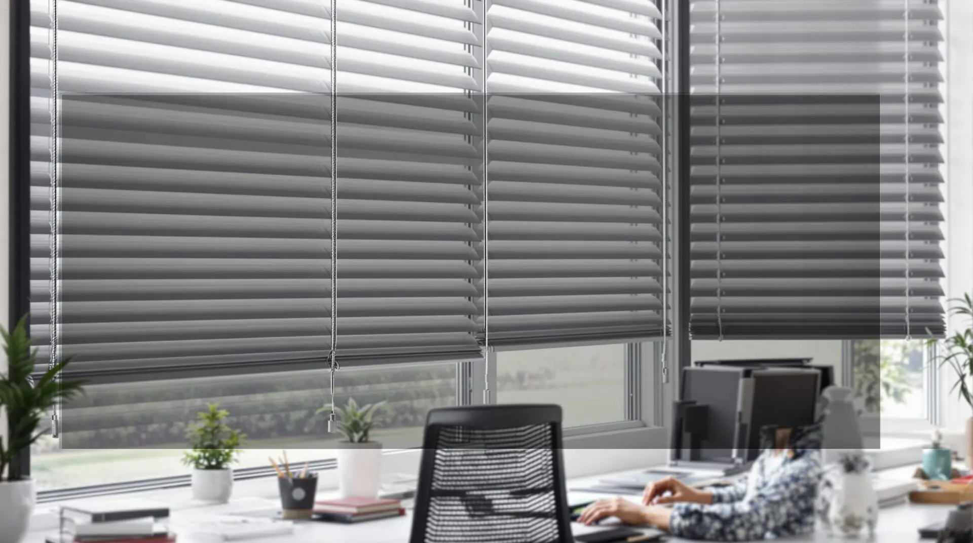 Comment les stores améliorent-ils le confort dans un espace de travail ?