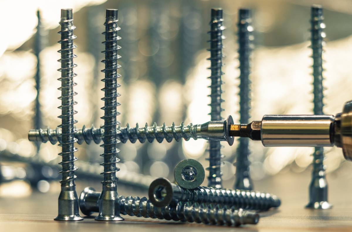 Assemblage du métal sans pré-perçage : l’avantage des vis autoforeuses